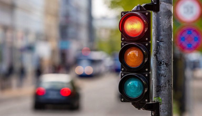 ¿Qué hago si no funcionan los semáforos? La DGT te explica cómo actuar si vas en coche o moto