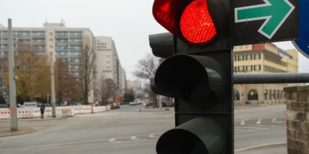 Manuel (38), profesor de autoescuela: "Esto es lo único que tienes que hacer cuando el semáforo está en ámbar" 3 Motor16 semáforo rojo