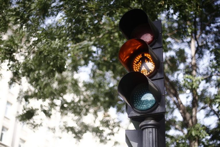 El bizarro motivo por el que en Reino Unido aumentarán el tiempo de duración de los semáforos