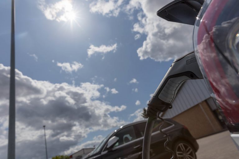 Así afecta el calor a la batería y a la autonomía de tu coche eléctrico