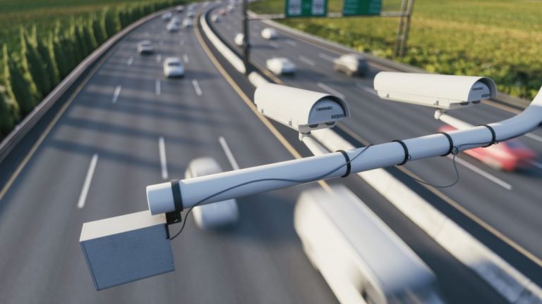La técnica que utiliza la DGT para ‘cazar’ a los conductores que frenan antes de un radar