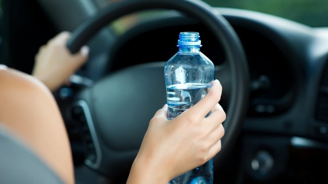 Toma agua, pero parado