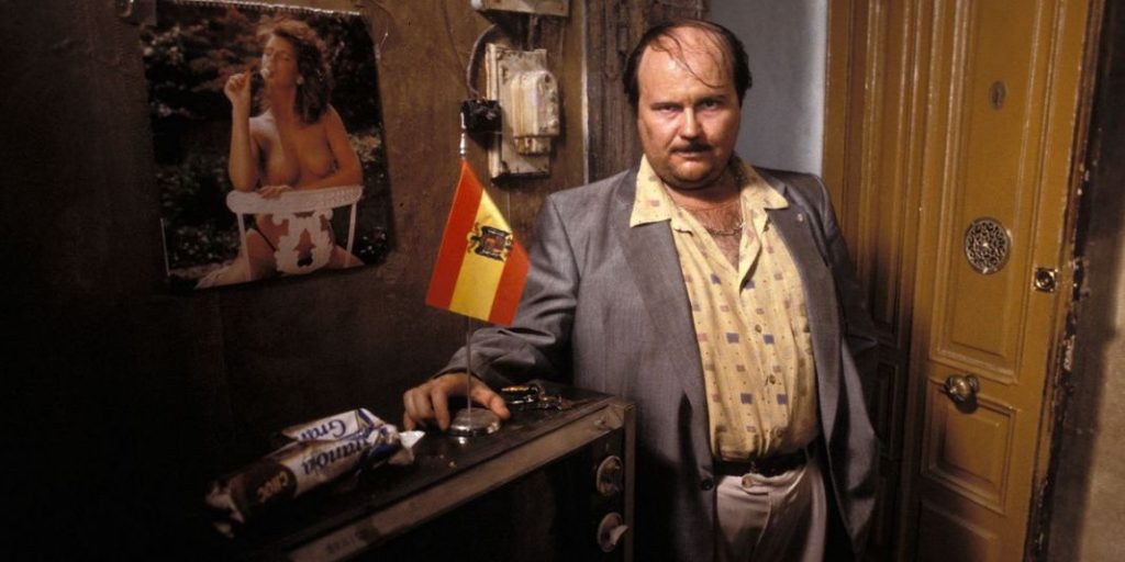 De un Citroën C15 a un Ferrari 348 Spider: Los ‘coches cunda’ que Torrente ha conducido en sus seis películas 6 Motor16 Seat 1430 – Torrente, el brazo tonto de la ley (1998)