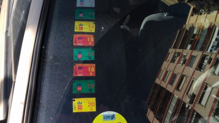 Rojo, verde o amarillo: el significado de la pegatina de la ITV por su color