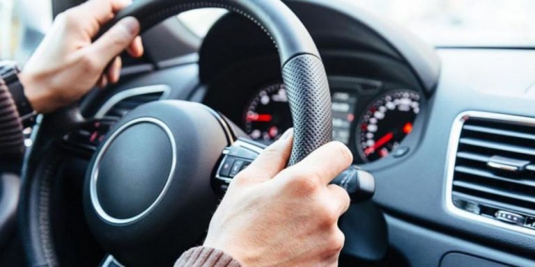 La manera correcta de regular el volante de tu coche