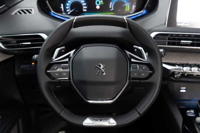 Los mejores productos caseros para limpiar el volante de tu coche