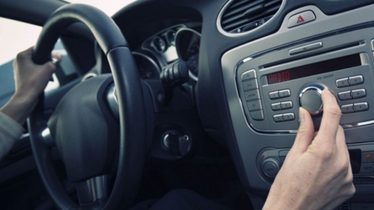 La multa que te puede poner la DGT por escuchar música en el coche
