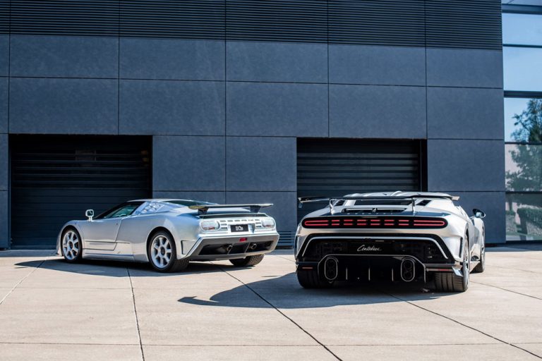 El último Bugatti Centodieci posa con su antepasado, el EB110
