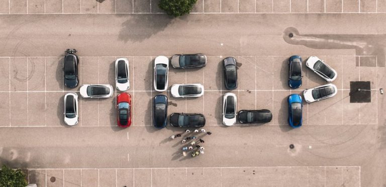 En huelga de hambre como protesta a la mala calidad de sus Tesla