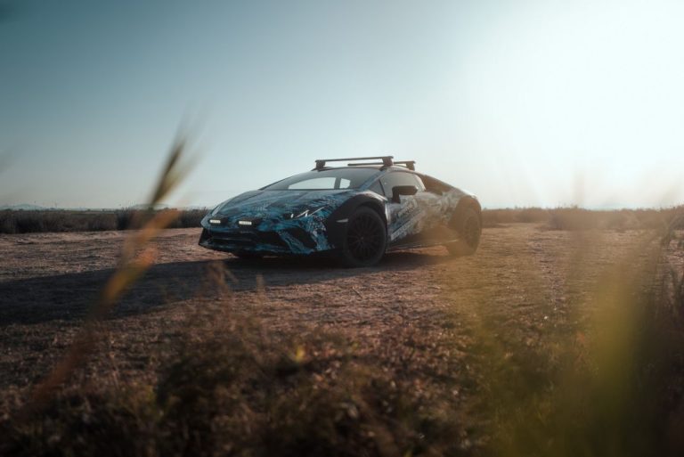 El Lamborghini Huracán más aventurero vuelve a salir al campo