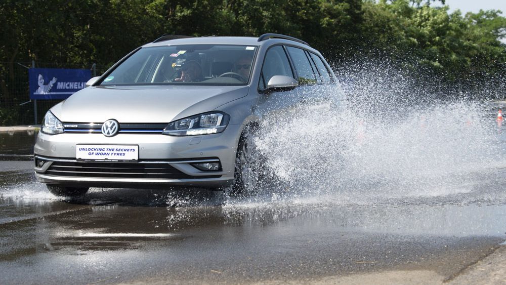 Roberto (49), profesor de autoescuela: "Esto es lo que tienes que hacer en caso de sufrir aquaplaning" 1 Motor16 aquaplaning