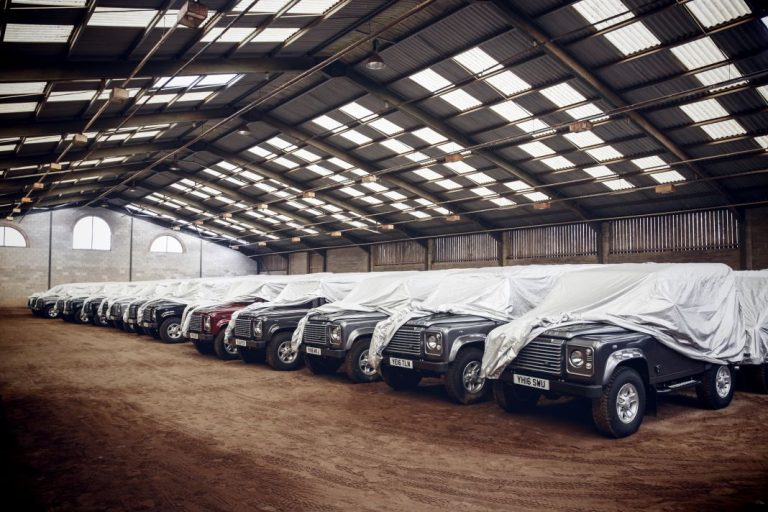 Aparecen 16 Land Rover Defender nuevos en un granero