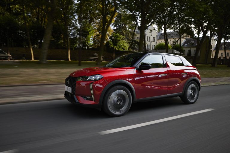 Más rendimiento eléctrico para el renovado DS 3, el SUV urbano más elegante