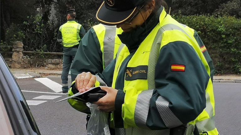 Si llevas objetos en los asientos traseros te expones a esta multa