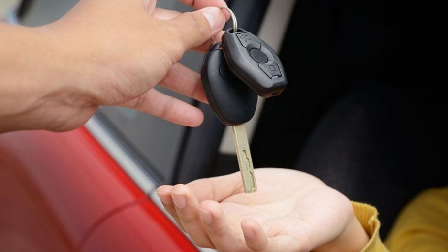 Inclinarse por un coche renting