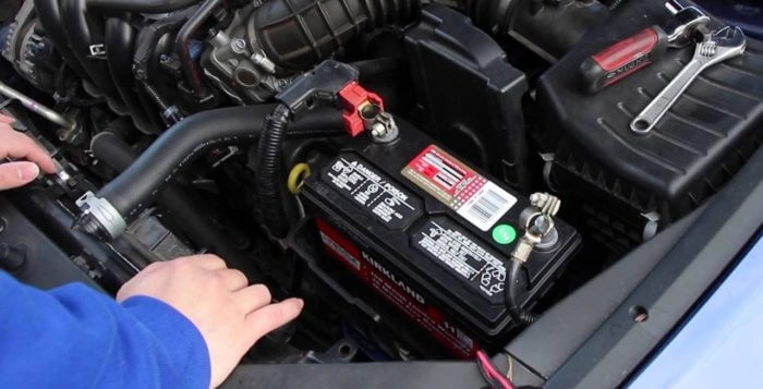 5 elementos a revisar para tener tu coche a punto de cara al otoño: ahorra averías de 3.000 euros 3 Motor16 bateria 1 Motor16