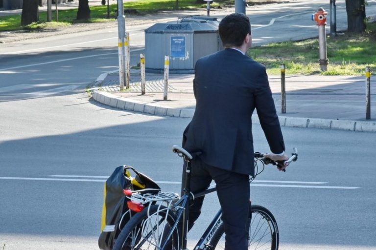 ¿Te mueves en bicicleta eléctrica? Estas son las normas que la DGT quiere que cumplas