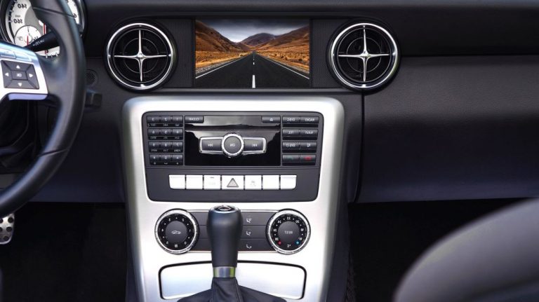 Los botones y mandos de tu coche que son imposibles de entender a la primera