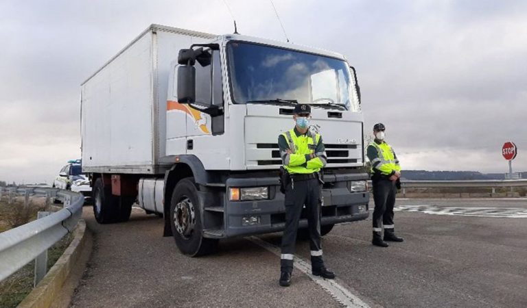 Todos los vehículos camuflados que utiliza la DGT para cazar al infractor, entre ellos ¡un camión!
