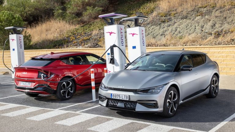 Coche eléctrico: Faltan cargadores de alta potencia y muchos no funcionan
