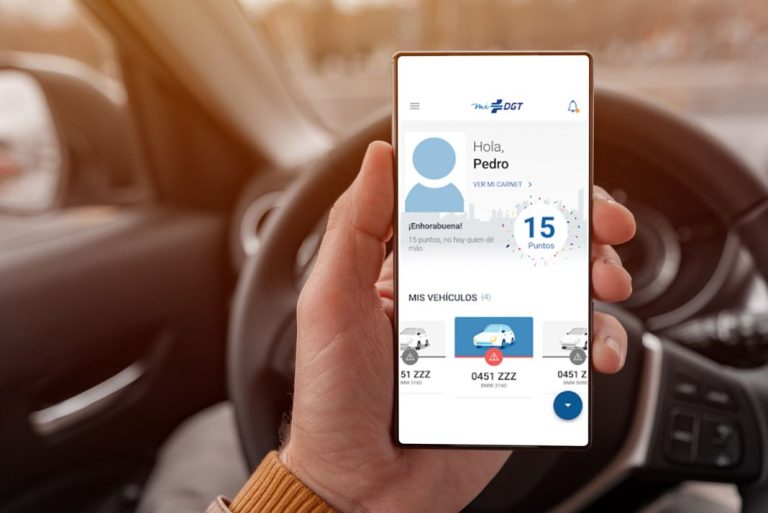 Tres casos en los que la DGT te multa por no llevar el carnet físico y tenerlo digital