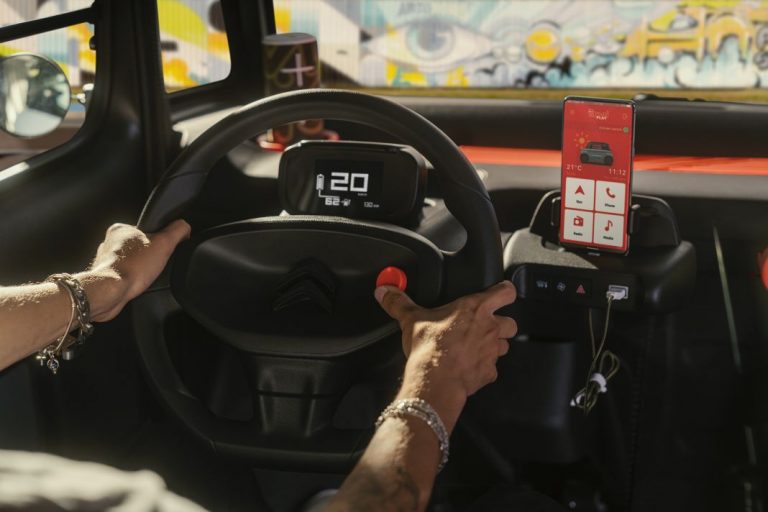 Citroën AMI, porque aunque no tengas carnet, quieres hablar por el móvil