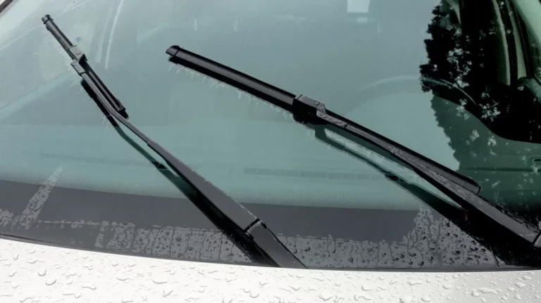 Lleva el coche siempre a punto con el limpiaparabrisas antilluvia ‘top ventas’ de Amazon
