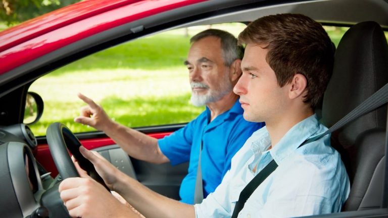 Carné de conducir a los 17, permiso digital y multas que traspasan fronteras: llegan cambios para los conductores europeos