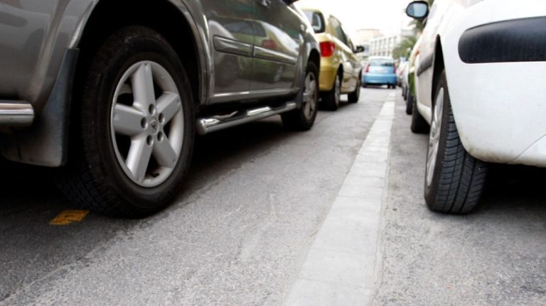 Cómo aparcar en doble fila de manera segura y evitar sanciones
