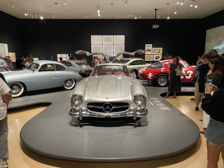 La exposición de coches que batió récords en el Guggenheim Bilbao