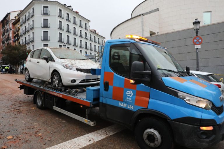 El quebradero de cabeza que tienen las grúas municipales para retirar los coches mal aparcados
