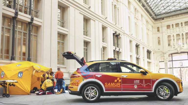 El día en que el Porsche Cayenne se vistió de ambulancia, la historia de un milenial