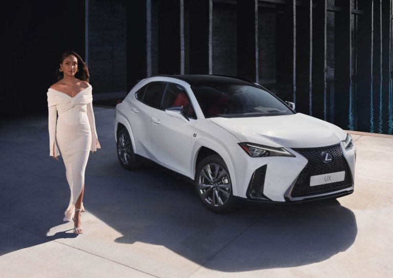 La cantante Joy Crookes, nueva cara del Lexus UX