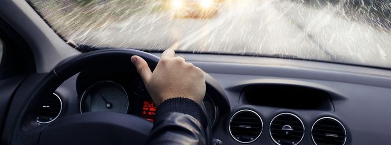 Así debes reaccionar si te encuentras un charco en la carretera