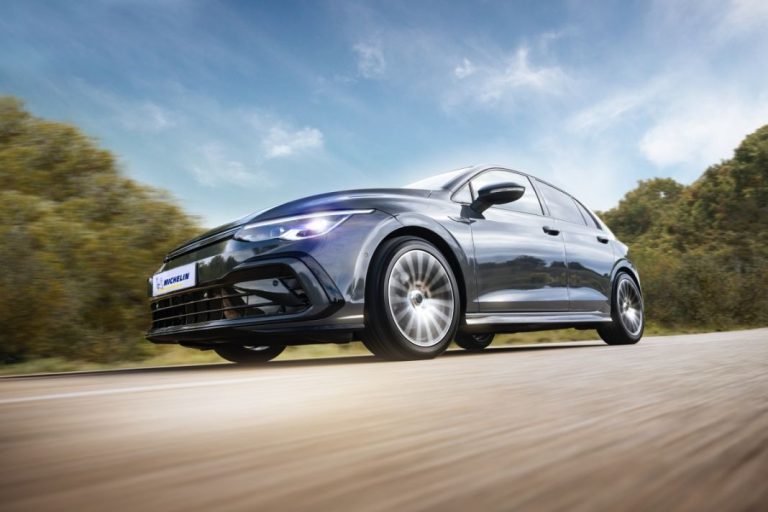 La marca francesa actualiza sus gamas con los MICHELIN Pilot Sport 5 y MICHELIN Primacy 4+, referencia entre los neumáticos de última generación