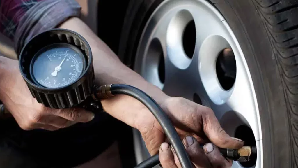 Si hoy viajas por la A-5, la Autovía del Suroeste, apunta estas cinco gasolineras: Son las más baratas que encontrarás hasta Badajoz 88 Motor16 Deterioro de los neumáticos