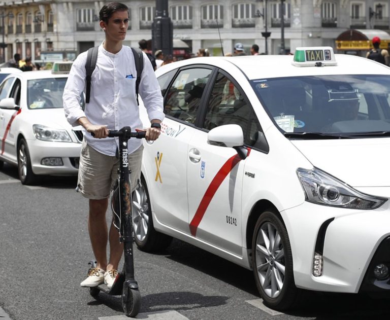 Los patinetes eléctricos de alquiler salen de París. Y estas ciudades españolas quieren lo mismo