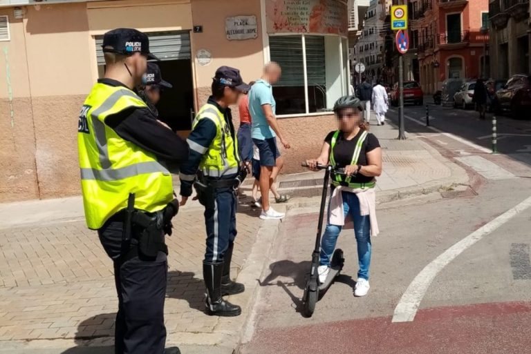 La ciudad española que pregunta a la DGT si puede multar a los usuarios de patinetes eléctricos por estos motivos