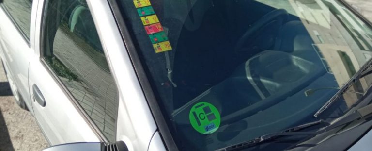 Las pegatinas que la DGT te obliga a llevar en el parabrisas