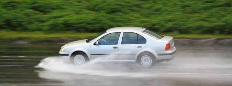 Así debes revisar las ruedas de tu coche para evitar el aquaplaning