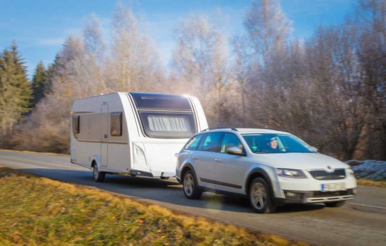 ¿Sabes qué carnet de conducir necesitas para conducir una caravana?