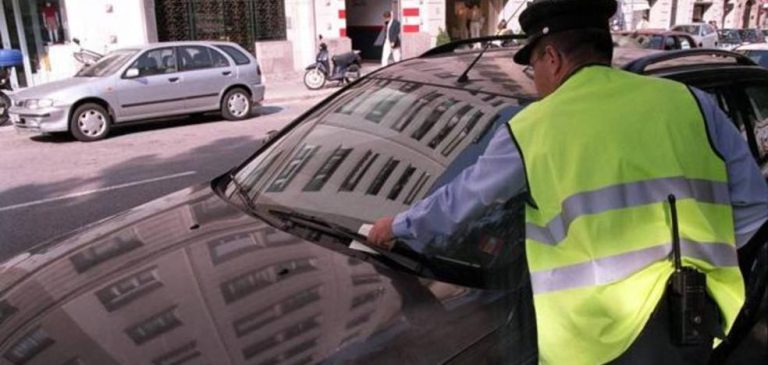 Incluso aparcado la DGT te puede multar por estos motivos