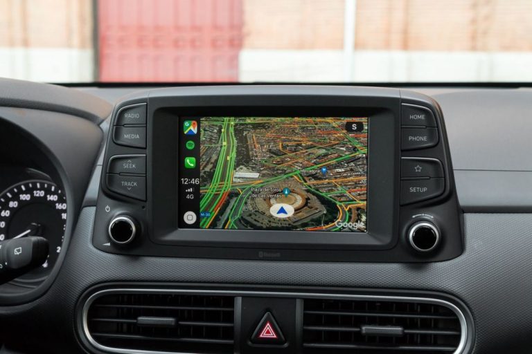 Así debes manejar el navegador de tu coche para evitar una multa