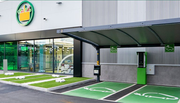 Para cargar tu coche eléctrico gratis, aquí tienes que hacer la compra