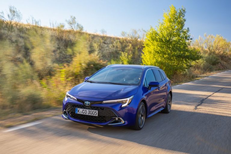 El nuevo Toyota Corolla estrena batería y mete el dedo en su ‘llaga’