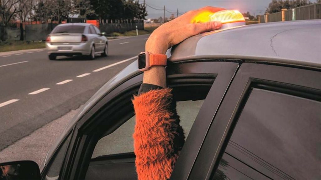 Alberto (39), agente de Tráfico: "Así puedes saber si tu baliza V-16 es legal" 3 Motor16 Luz V16 homologada y conectada