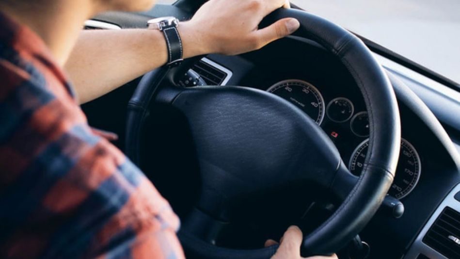 Ajusta apropiadamente el volante del coche