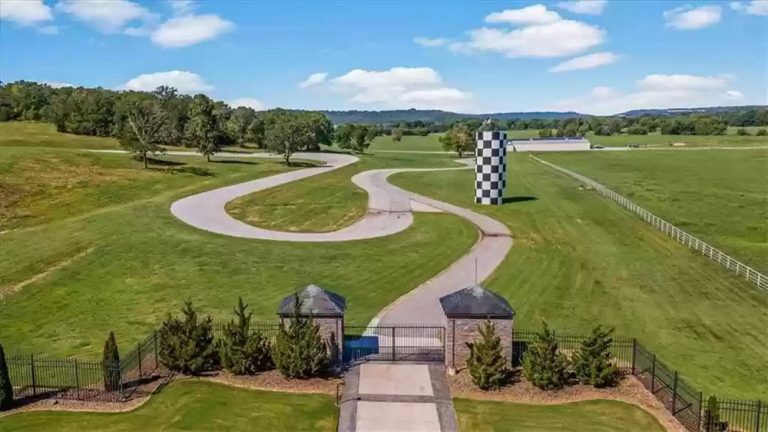 La casa perfecta para todo petrolhead tiene su propio circuito