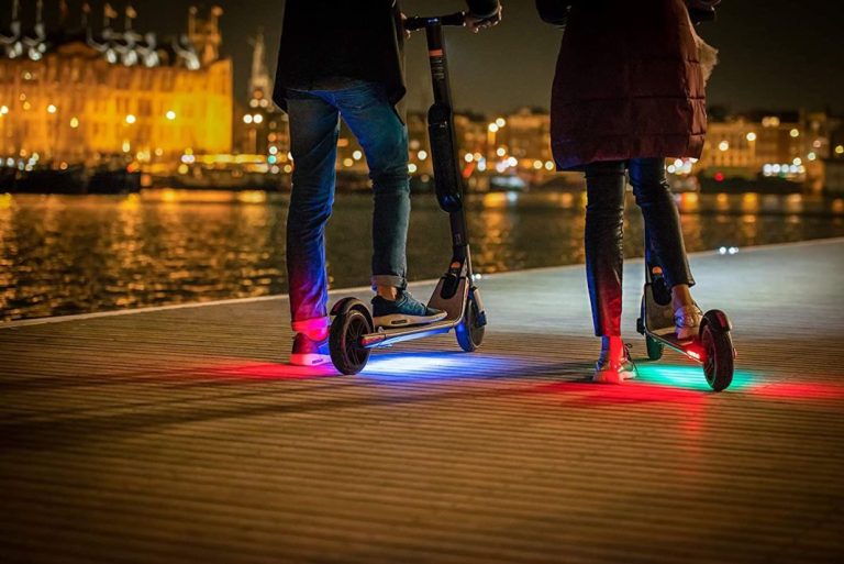 ¿Nos pueden multar por no usar  casco y luces en patinete o bicicleta?