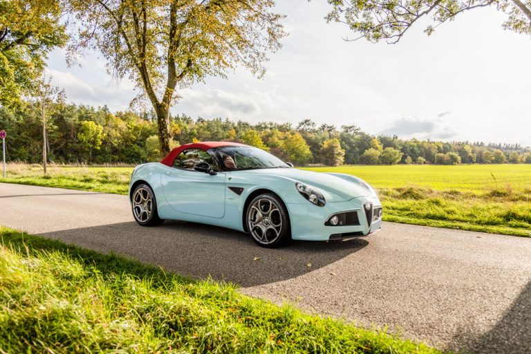 Un Alfa Romeo 8C Spider más raro que el resto está buscando hogar